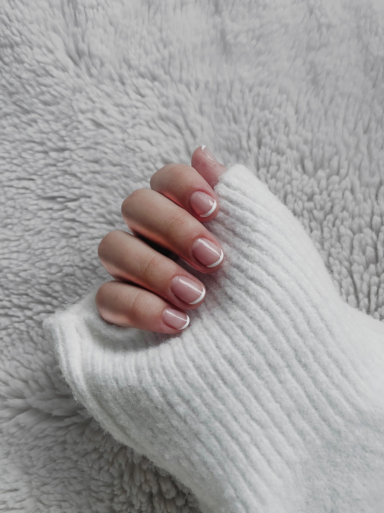 French manucure et maille blanche, un univers beauté aux textures douces